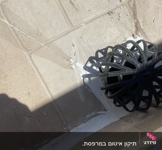 תמונה של ריצוף עם חומר איטום וניקוז